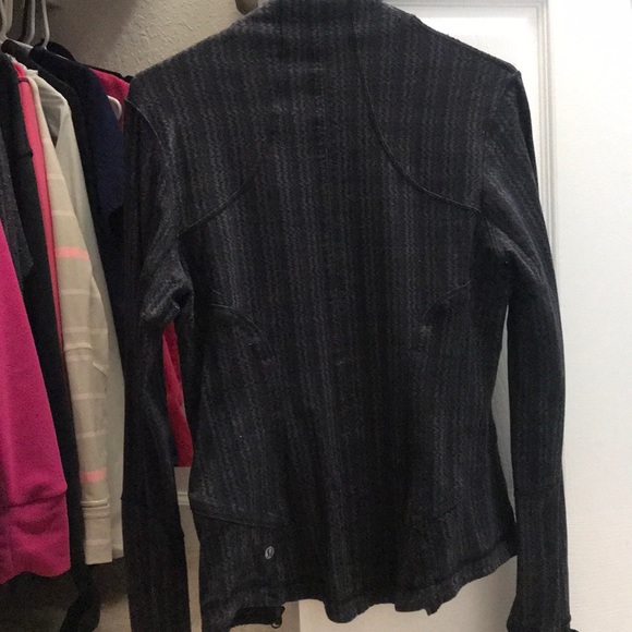 Lululemon jacket size 6 - Picture 4 of 8
